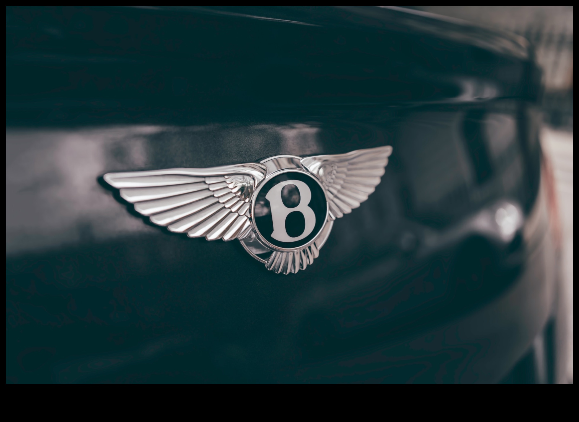 Το πολυτελές αυτοκίνητο Ένα σύμβολο διάκρισης στη σύγχρονη κοινωνία 3 Διάκριση οδήγησης: Ο συμβολισμός των πολυτελών αυτοκινήτων στη σύγχρονη κοινωνία