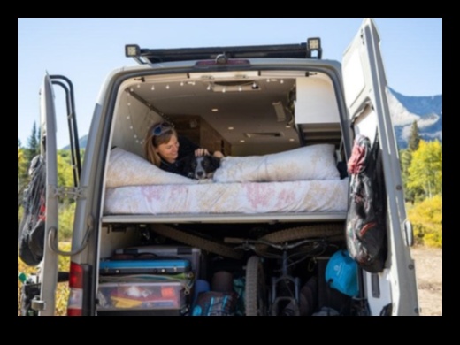 Gadgets στο Van Life Πώς η σύγχρονη τεχνολογία μεταμορφώνει τον τρόπο που ζούμε στο δρόμο 5 Trailblazing Technologies: The Role of Gadgets in Modern Van Life