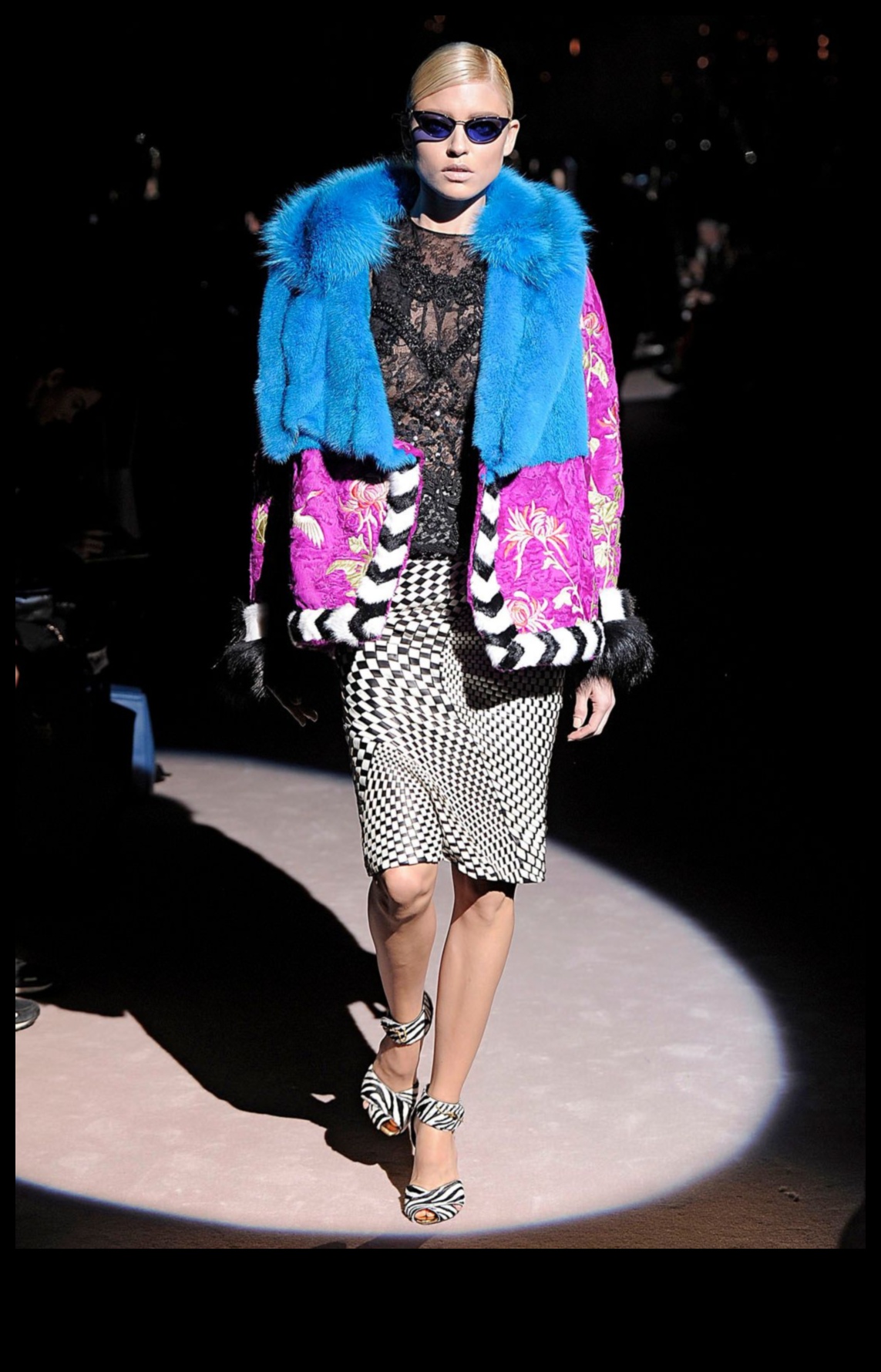 Global Glam Μια παγκόσμια γκαρνταρόμπα για τη σύγχρονη fashionista 4 Global Glam: Cultural Fusion Outfit Ιδέες για μια παγκόσμια γκαρνταρόμπα