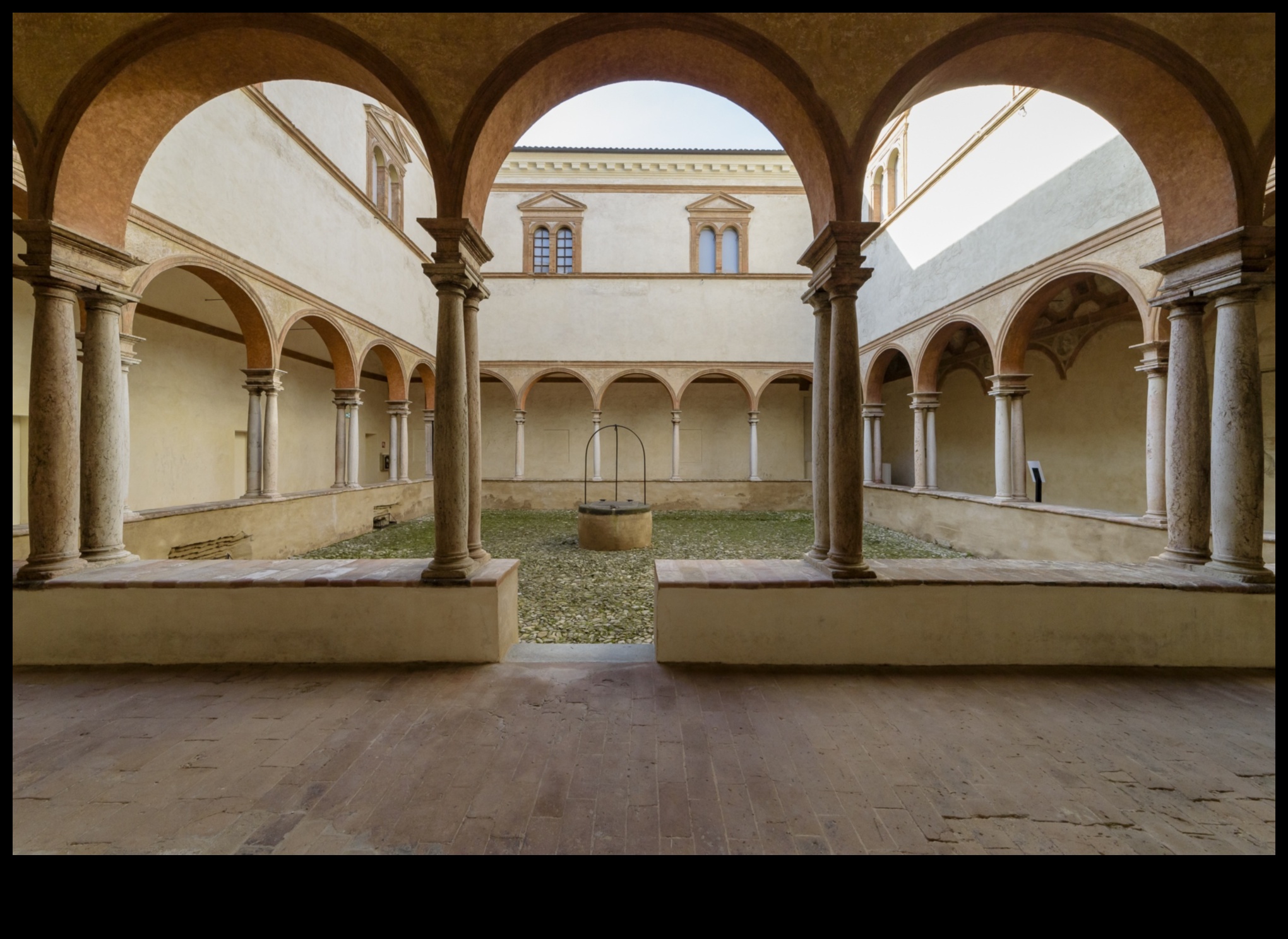 Baroque Cloisters Μια περιήγηση σε καλλιτεχνικές στοές και αρχιτεκτονική ομορφιά 3 Artistic Arcades: Exploring Architectural Beauty in Baroque Cloisters
