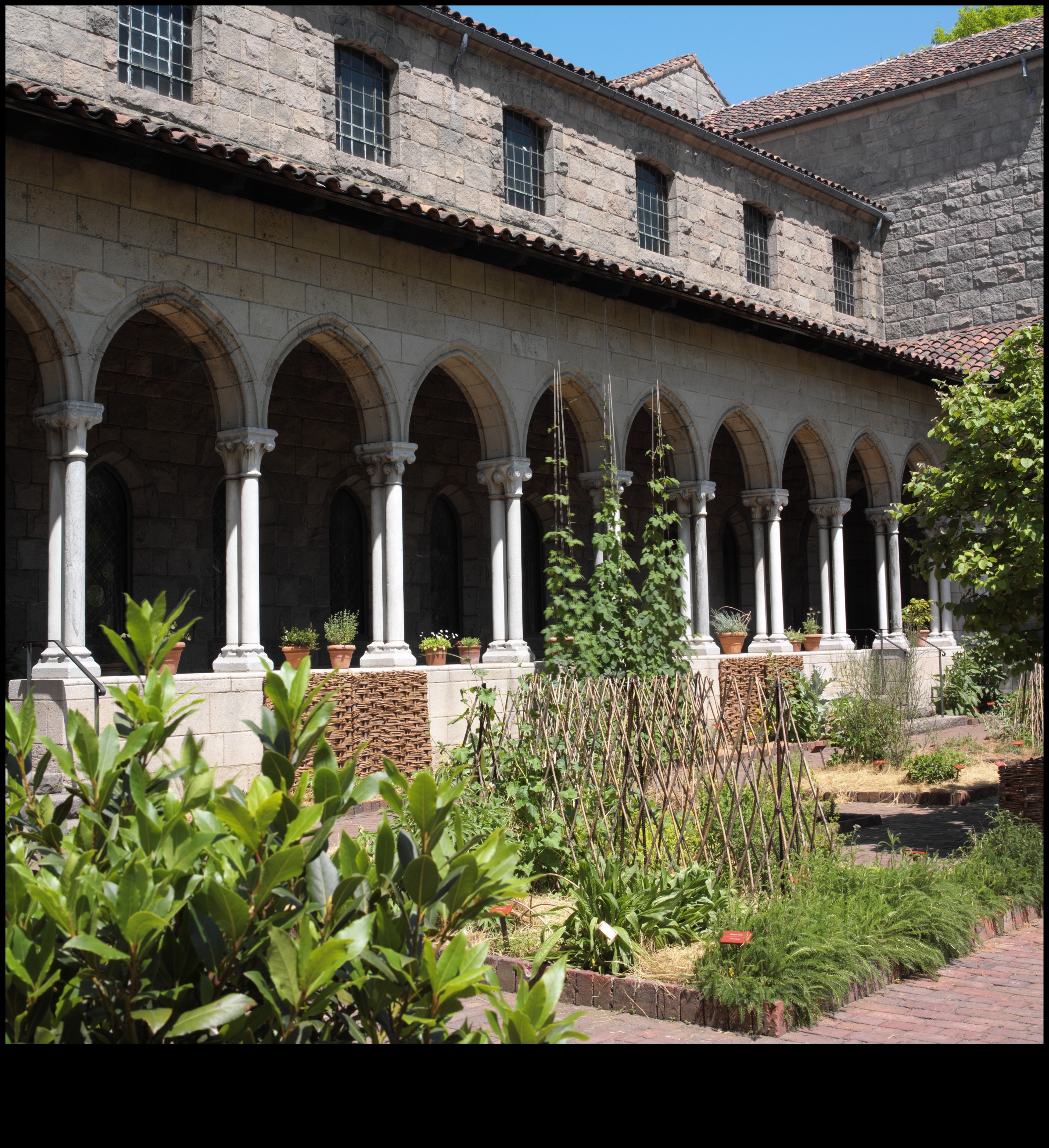 Baroque Cloisters Μια περιήγηση σε καλλιτεχνικές στοές και αρχιτεκτονική ομορφιά 1 Artistic Arcades: Exploring Architectural Beauty in Baroque Cloisters